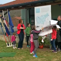 Grgarski otroci odkrivajo tablo informacijsko tablo Slovenske pisateljske poti, na kateri je tudi 
pikica, ki označuje Grgar, edino točko  pisateljske poti v novogoriški občini.