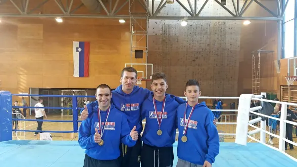 Z leve: Igor Pertot, trener Nikola Juretić, Tilen Tudija in Alex Guzej