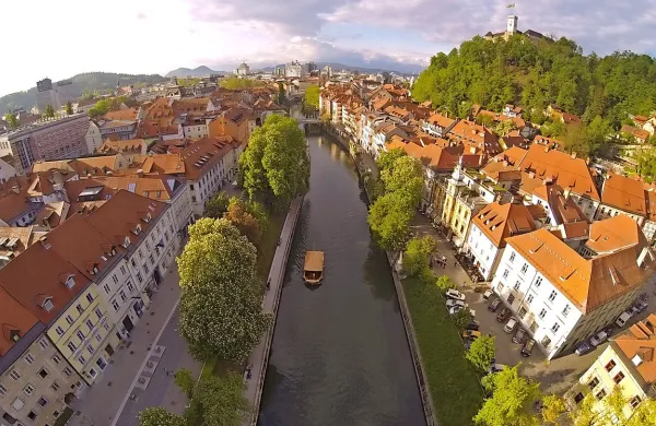 Reko Ljubljanico in njene lepote najbolje doživite na vožnji s 
turistično ladjico.