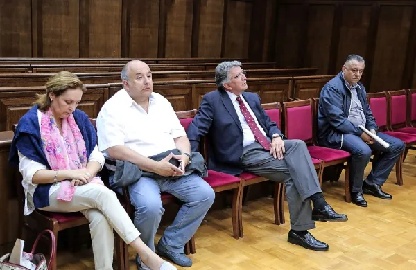 Georg Klokočovnik (drugi z leve)  z ženo (nastopila je kot priča),  Tomislav Klokočovnik in izolski 
gradbinec Martin Đerđaj  so včeraj na sodišču zavrnili očitke tožilstva.