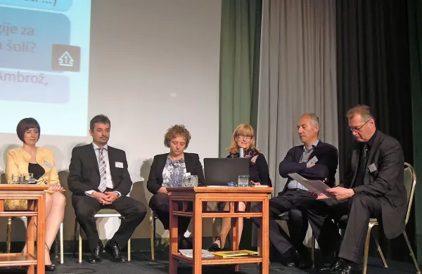 Anton Baloh (prvi z desne) in Gabrijela Dolinšek (tretja z desne) sta se zavzela za zaposlovanje multiplikatorjev, 
to je strokovnjakov, ki se posvečajo predvsem družinam priseljencev in njihovim otrokom. 