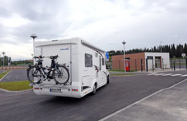  Pred dnevi je želel voznik avtodoma parkirati na območju pri 
avtobusni postaji, ki jim je namenjeno, a je moral odpeljati 
drugam, ker parkirišče še ni dostopno. Uredili naj bi ga do 
konca meseca. 