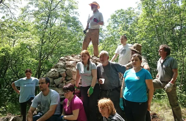 Ekipa v Svetem, z vodjo Borisom Čokom (stoji na “strehi” 
hiške), ki je cel dan brez predaha obnavljala kamnite hiške.   