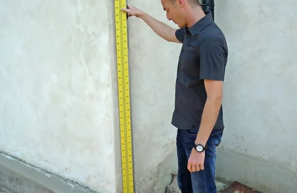 Inženir za geotehniko Matej Nagy lahko z nivelmansko 
invarlato izmeri do desetinke milimetra natančno premikanje 
objekta (višinske razlike).  