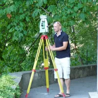 Geodet Jernej Kocen iz Geodetskega podjetja Sežana  s 
tahimetrom meri spremembe  kotov in dolžin v določenem 
časovnem obdobju.