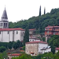 Treba bo najti rešitev in ukrepati, saj obstaja resna nevarnost, 
da bo v prihodnjih letih cerkev v Ospu ogrozila bližnje hiše, 
zlasti objekte v dolini, kamor lahko zdrsne.