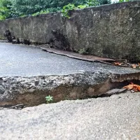 Znaki posedanja   so očitni: udori ob stranski steni, za kakšnih 
petnajst  centimetrov premaknjene plošče  betonskega 
pločnika, vidno “napihnjen” zunanji zid, razpoke v notranjosti, na pročelju in pri okenskih odprtinah. 