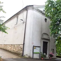 Župno cerkev sv. Tomaža Apostola so zgradili okoli leta 1600, 
kasneje pa predelali v poznobaročnem slogu.