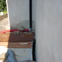 Betonski pločnik je za dobrih dvajset centimetrov odstopil od 
cerkvenega zidu.