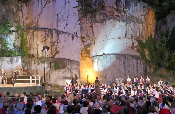 Glasbeniki so s pomočjo pravljične kulise zapuščenega kamnoloma in prijateljev priredili poslastico  za ušesa in  oči.