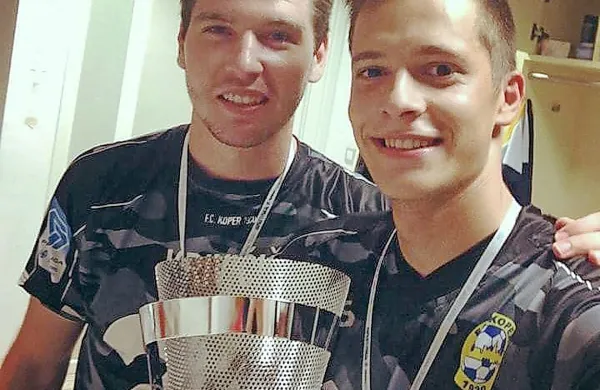 Marko Krivičić (levo) v družbi z lovoriko in strelcem gola za
zmago Matejem Palčičem.