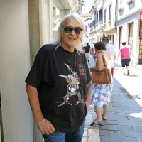 Kdor se danes sprehaja po središču Kopra, naj ne bo preveč 
presenečen, če v kakšni uličici ali  kavarni uzre pevca 
legendarnega srbskega benda Riblja čorba.  