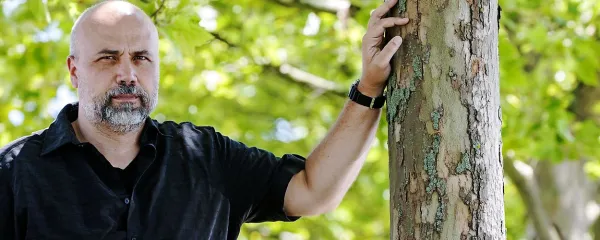 Miha Čelar je za dokumentarec Mama je ena sama preučil odnos med moškimi in njihovimi mamami.