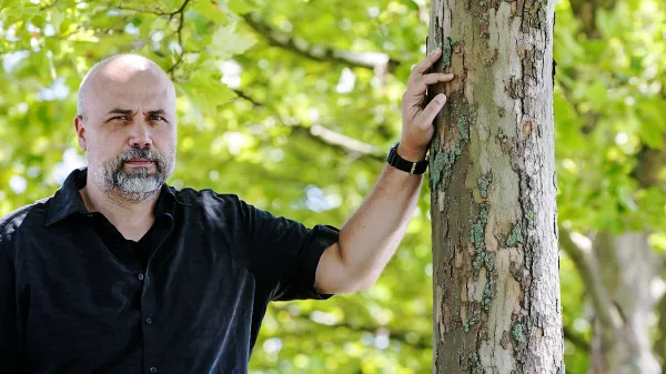 Miha Čelar je za dokumentarec Mama je ena sama preučil odnos med moškimi in njihovimi mamami.