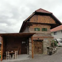 V več kot 200 let stari leseni bajti domuje Šola za bistre 
buče.