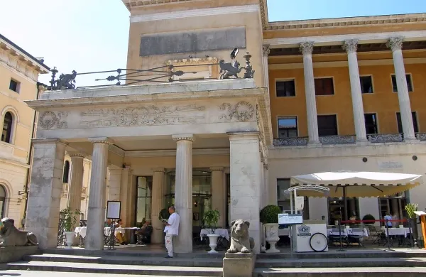 Caffe Pedrocchi - kavarna odprtih vrat, kjer se vse zgodi in nič 
ni skrito