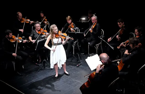 37. Piranski glasbeni večeri so se začeli s koncertom 
Komornega orkestra Slovenske filharmonije in mlade nadarjene koprske violinistke Nike Toškan. 
