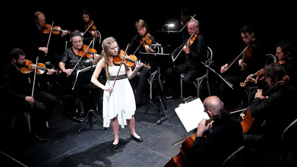37. Piranski glasbeni večeri so se začeli s koncertom 
Komornega orkestra Slovenske filharmonije in mlade nadarjene koprske violinistke Nike Toškan. 
