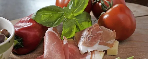 Pršut, paradižnik, paprika ... Rajsko rdeča barva, za življenjsko voljo in radost.