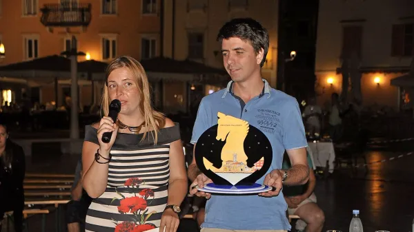 Direktorica  turnirja Darja Kapš in zmagovalec Jure Škoberne s pokalom, ki ga je  izdelal oblikovalec Jakob Roznik. 