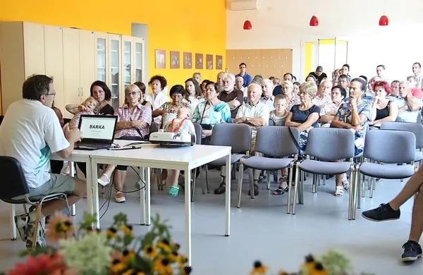 Krajani Barke, med katerimi je še vedno veliko Prelcev, so z 
zanimanjem prisluhnili rodoslovcu  Robertu Fondi. 
