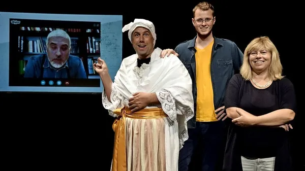 Pri predstavi sodelujejo (z leve) kabaretist Alessandro Mizzi, 
igralec Daniel Dan Malalan, harmonikar Boštjan Zavnik in 
režiserka Sabrina Morena.