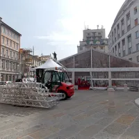 Včeraj so na Borznem trgu hiteli s postavitvijo enega od osrednjih prizorišč Slofesta.