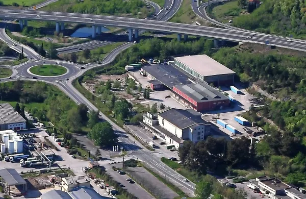 Kemiplas ima v lasti 21 hektarov zemljišč pod regionalno 
cesto, tista nad njo (kjer so rdeče hale) je pred leti prodal. 
Prihodnje leto bo tam zrasel Hoferjev trgovski center.