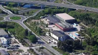 Kemiplas ima v lasti 21 hektarov zemljišč pod regionalno 
cesto, tista nad njo (kjer so rdeče hale) je pred leti prodal. 
Prihodnje leto bo tam zrasel Hoferjev trgovski center.