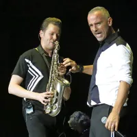 Eros Ramazzotti se je večkrat pošalil zlasti s saksofonistom Joejem 
Leaderjem, ki mu je igrivo odgovarjal z inštrumentom.