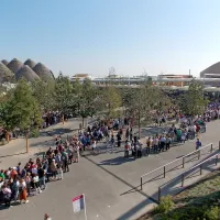 Na Expo se vstopa v dvajsetih vrsta, a je vseeno gneča.