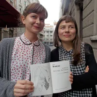 Pesnica Ana Makuc (levo) in ilustratorka Nevena Aleksovski 
ob skupni knjigi Ljubica Rolanda Barthesa. 