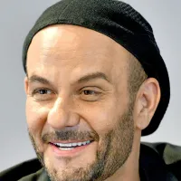 Tomaž Pandur: “Imamo le majhen kritiški krožek 
ali lobi petih ali šestih nerazgledanih in 
neizobraženih oseb, ki zlivajo svoja nestrokovna, 
osebna mnenja na papir in hkrati udobno in 
varno sedijo v žirijah, so selektorji festivalov, 
ocenjujejo in odločajo o delu drugih.” 