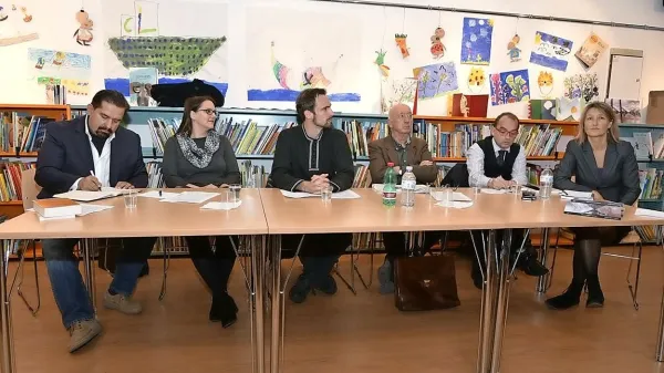 V Trstu so o rasizmu razpravljali (z leve): Egon Pelikan, 
Veronika Bajt, Erik Valenčič, Jože Pirjevec, Nikolai Jeffs in 
Mojca Pajnik. 
