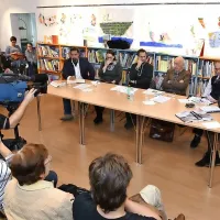 V Trstu so o rasizmu razpravljali (z leve): Egon Pelikan, 
Veronika Bajt, Erik Valenčič, Jože Pirjevec, Nikolai Jeffs in 
Mojca Pajnik.