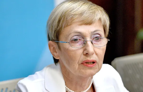 Ministrica za zdravje Milojka Kolar Celarc in predstavniki 
sindikatov v zdravstveni negi so na današnjem sestanku 
sprejeli več sklepov, med drugim tudi glede standardov in 
normativov za zdravstveno nego in izplačevanja nadur.