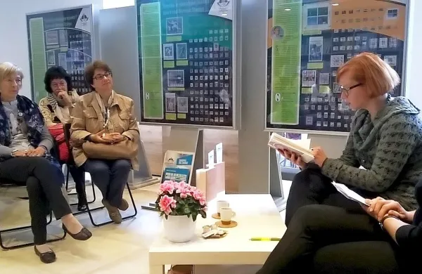 Agata Tomažič bralce zdaj nagovarja tudi s knjigo Česar ne 
moreš povedati frizerki.