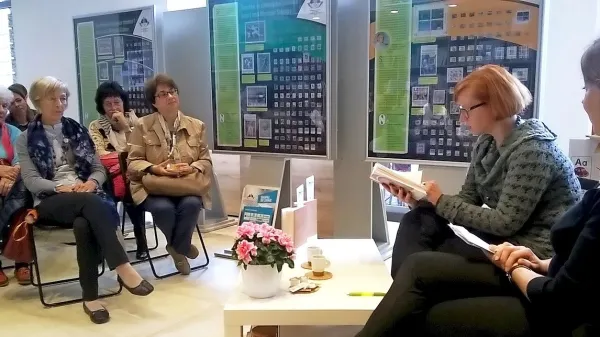 Agata Tomažič bralce zdaj nagovarja tudi s knjigo Česar ne 
moreš povedati frizerki.