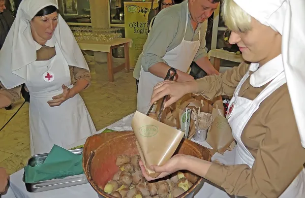 Pogostitev je bila tokrat v stilu prve svetovne vojne, saj je med 
drugim  v uniformah medicinskih sester Rdečega križa (na 
fotografiji) in vojnih opravah postregla ekipa iz Ošterije 
Žogica.