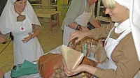 Pogostitev je bila tokrat v stilu prve svetovne vojne, saj je med 
drugim  v uniformah medicinskih sester Rdečega križa (na 
fotografiji) in vojnih opravah postregla ekipa iz Ošterije 
Žogica.