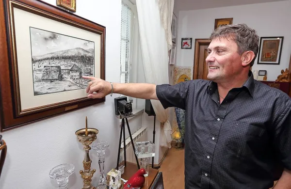 Zorko Bajc ima na steni župnijske pisarne tudi sliko svoje rojstne hiše v Kanjem Dolu pod 
Javornikom. 