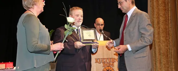 Rudi Pavšič (v sredini) je bil v soboto v goriškem Kulturnem 
domu ponovno izvoljen za predsednika Slovenske kulturno 
gospodarske zveze.
