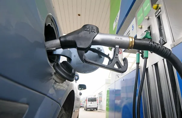 Cene naftnih derivatov so se opolnoči znižale.