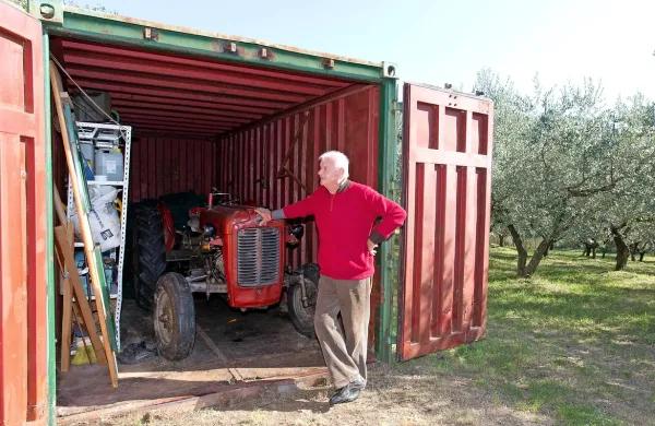 Dino Pucer pred svojim kontejnerjem, v katerem ima naprave 
in orodje za obdelovanje oljčnika.