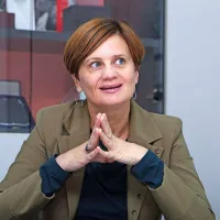 Mojca Širok: “Danes, ko lahko z viri stopiš v stik 
prek spleta kadar koli, je zgodba s terena dodana 
vrednost. Še posebej za televizijo, kjer težko 
prikriješ, ali poročaš iz pisarne ali z ulice.”