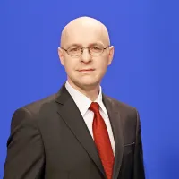 Edvard Žitnik: “Če bi se res vse našlo na internetu, potem že kakšnih dvajset 
let, odkar smo vsi priklopljeni na svetovni splet, nobena resna medijska hiša 
ne bi imela dopisnikov.”