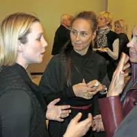 

 Igralka Iva Krajnc (levo), ki v predstavi odigra več pomembnih 
ženskih vlog, je o najnovejših izkušnjah živahno poročala 
kolegicama  Lučki Počkaj (v sredini) in Darji Reichman.