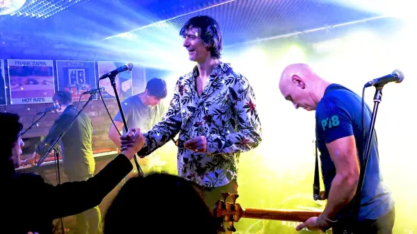 Divji in duhoviti  Psihomodo pop napolnili in navdušili Snack bar