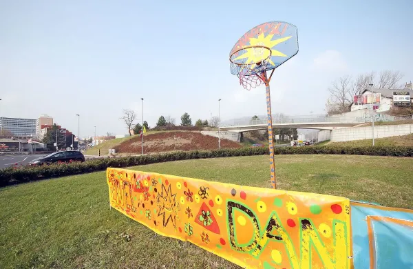 Obiskovalce že ob vstopu v Novi Gorico pozdravita koš in 
Sončkov transparent. 