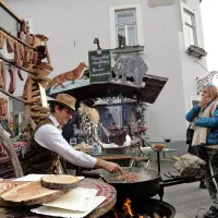 V Turnau so si lovci omislili svoj adventni sejem s stojnicami, 
okrašenimi s figurami divjih živali in založenimi z izdelki iz 
divjačinskega mesa.